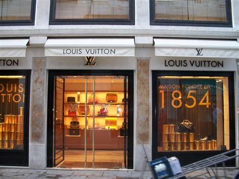 louis vuitton como italy|Find Louis Vuitton Stores in Italy.